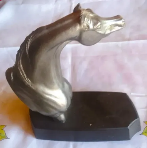 Grande escultura em resina base de madeira representando busto de cavalo ricas detalhes