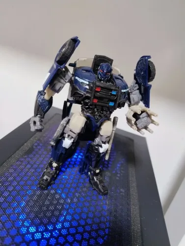 TLK Deluxe class Barricade