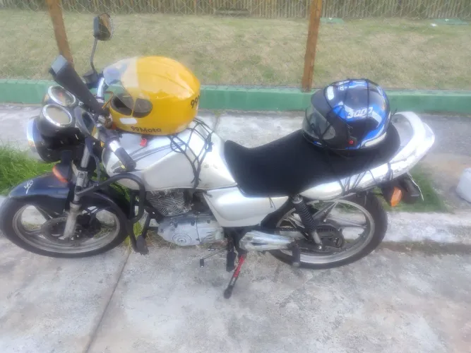 Vendo moto Suzuki yes 5000 tem conversa no valor