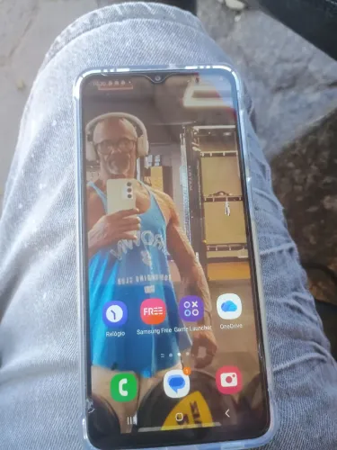Celular semi novo muito bom