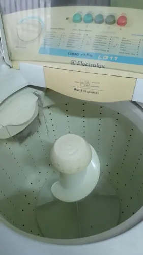 Máquina de lavar roupas Eletrolux, usada, funcionando direito, em boa condição 