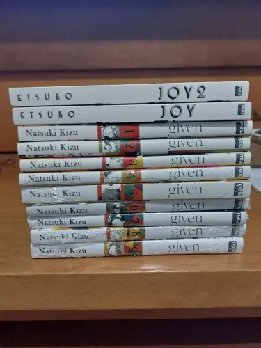 Coleções completas dos mangás Given (vols. 1 ao 9) e Joy (1 e 2)