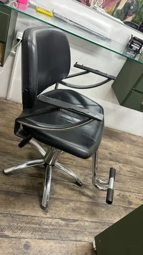 2 cadeiras reclináveis em couro com base cromada