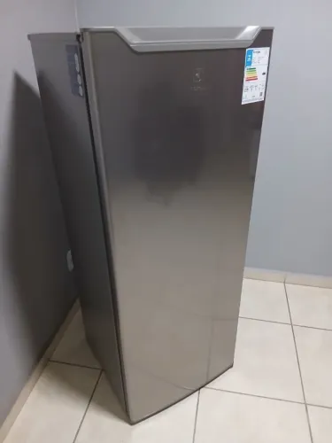 Geladeira 1 porta inox Electrolux com 4 meses de uso.