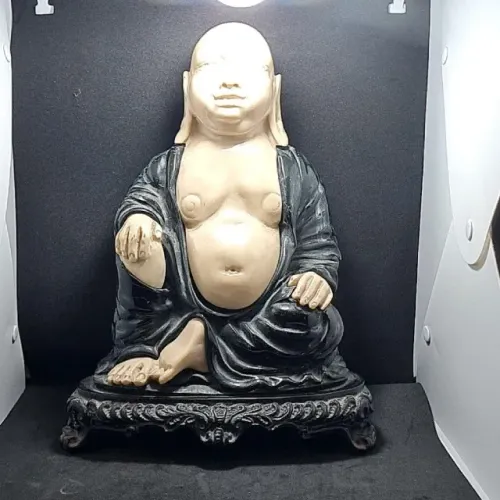 Estatua do Buda sentado, feita de resina sobre uma base de madeira decorada - 36 cm. A peç