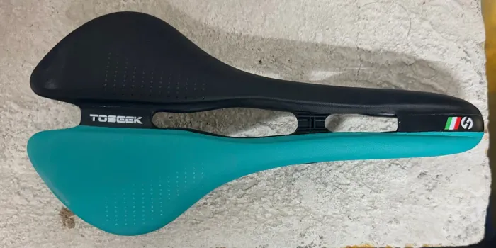 Selim TOSEEK Preto e Azul-Turquesa Ultraleve para Bicicleta