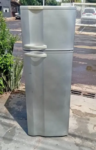 Geladeira Electrolux gelo-seco 320litros