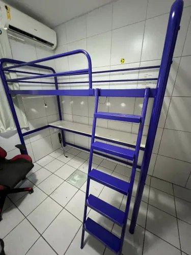 Cama com mesa de computador embaixo