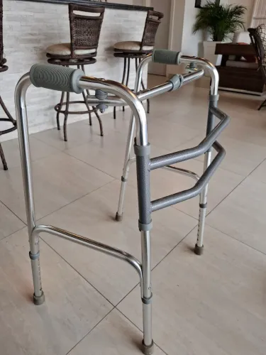 Andador para idosos leve e dobravel