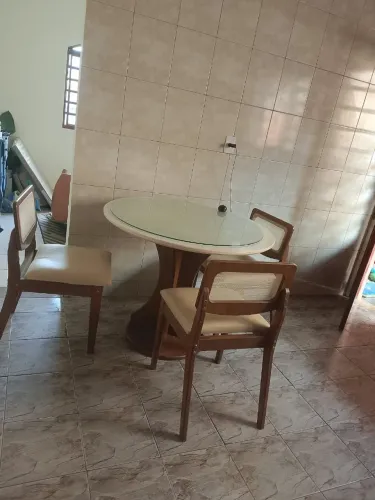 Vendo mesa e cadeiras