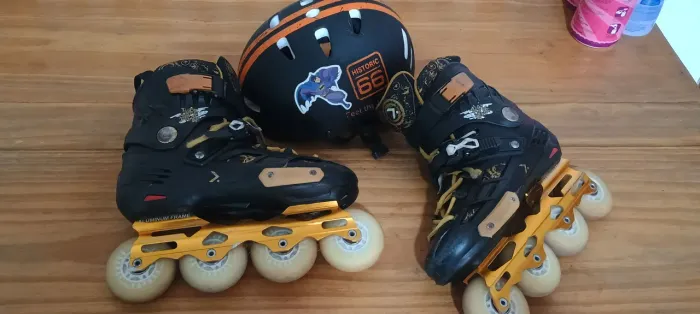 Patins e capacete usados