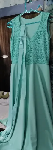 Vendo um vestido verde G acompanha uma sandália nú 38
