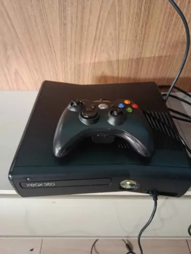 Xbox 360 Slim convervado com jogos
