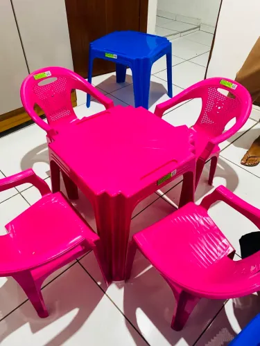 Conjunto de mesa e cadeira infantil, disponível no rosa e no azul