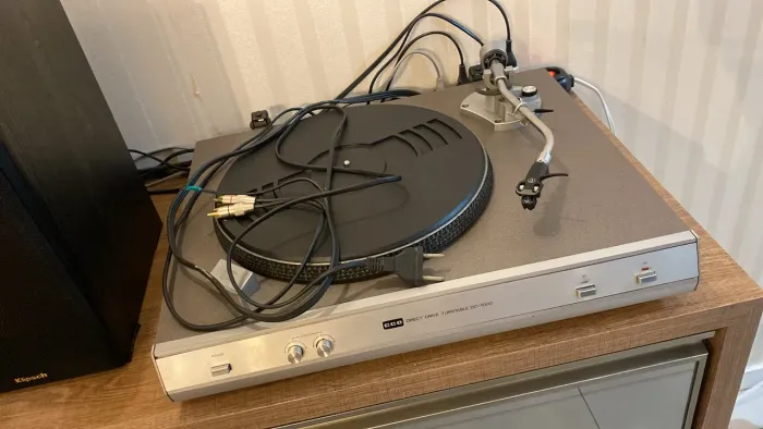Toca discos CCE D7000