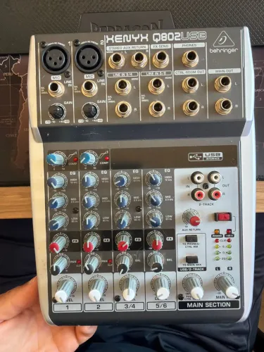 MESA DE SOM BEHRINGER XENRY Q802USB