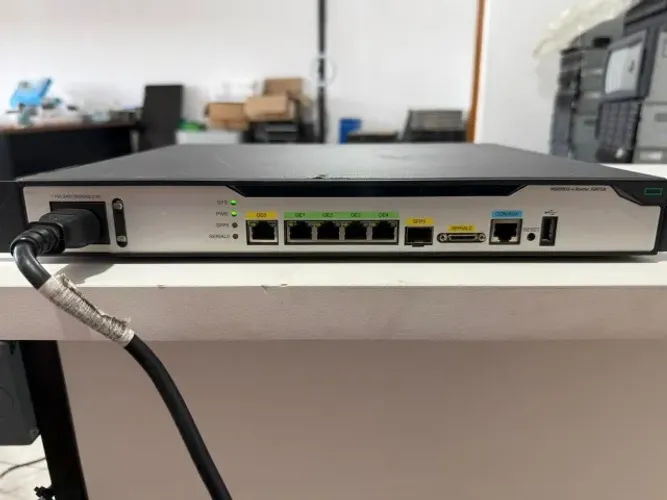 Roteador HPE MSR1002-4 AC Router (JG875A) - Enterprise