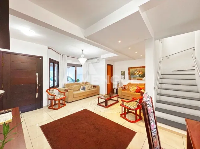 Sobrado com 3 quartos e 181m² à venda em Jardim Planalto, Porto Alegre.
