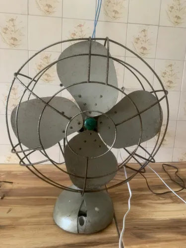 ventilador de mesa vintage, todo. Em metal