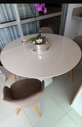Mesa de Jantar Redonda + 4 Cadeiras Tok&Stok