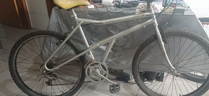 Bicicleta aro 26com marchas cor alumínio no bairro morro das pedras