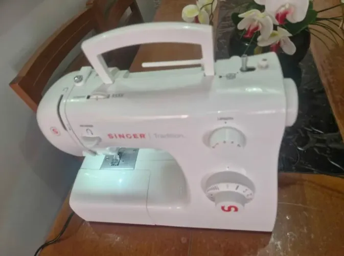 Máquina de costura singer tradition 220V 