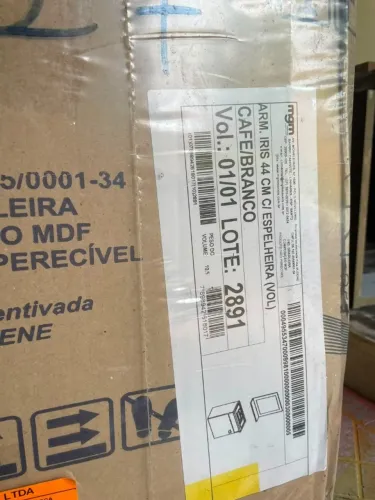Armário de banheiro novo na caixa