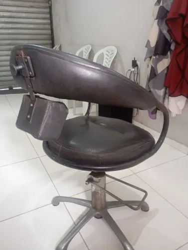 Cadeira para Barbearia ( Semi nova, não reclinável! )