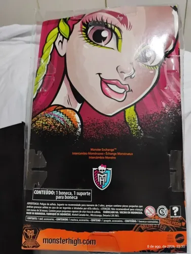 Marisol coxi na caixa aberta