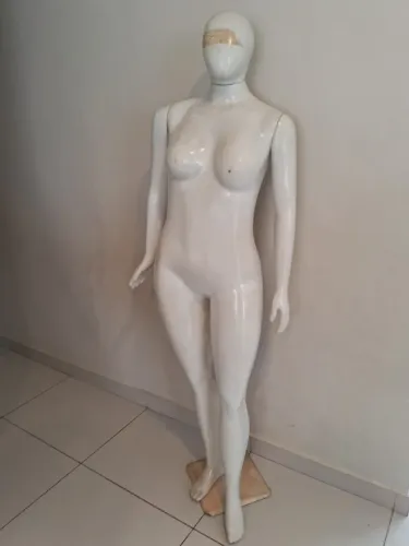 Vendo manequim plus size.