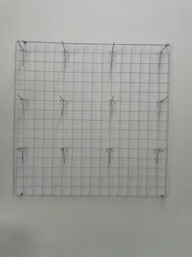 Tela Expositora 80cm x 80cm, com 12 ganchos de 10cm