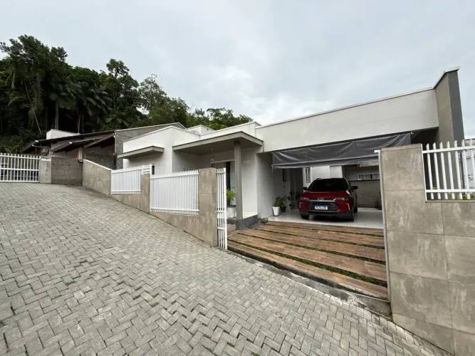 Casa em área nobre, apenas 2,5km do centro de Timbó/SC. Permuta