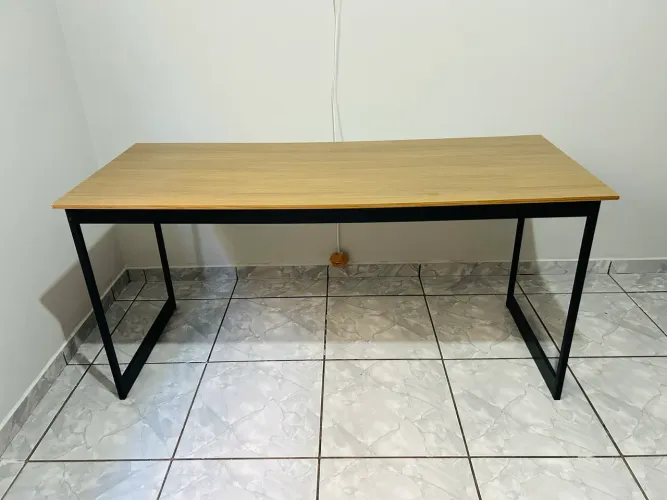 Mesa para Escritório/Home Office em MDF com Tampo Amadeirado