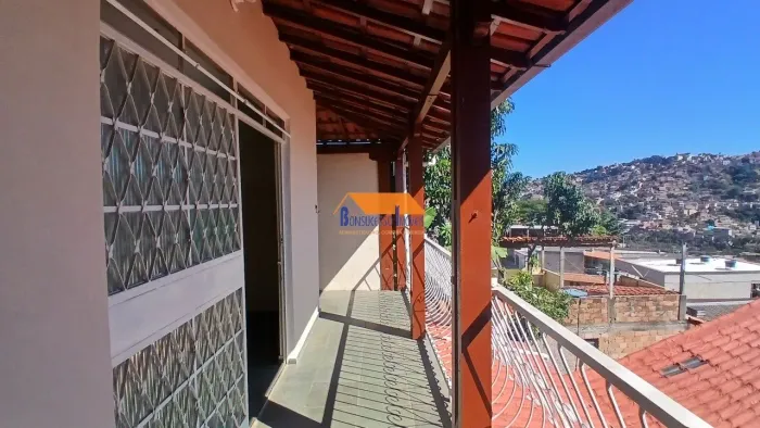 Casa ampla com 3 dormitórios (1 suíte) e garagem para 2 carros no bairro Ribeiro de Abreu
