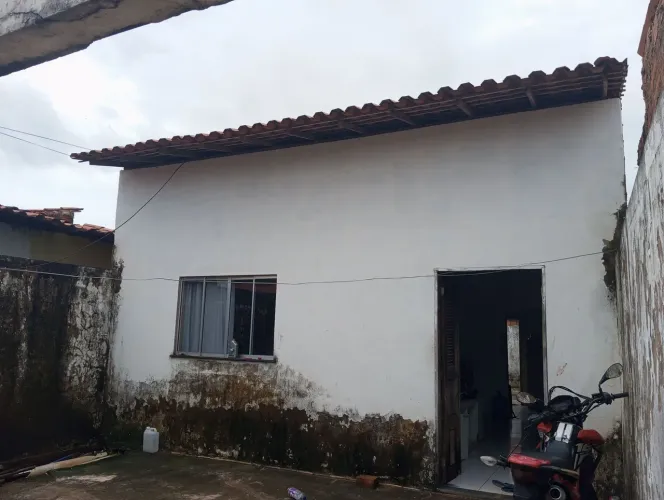 Vende-se casa no Parque Vitoria R$ 90 mil.