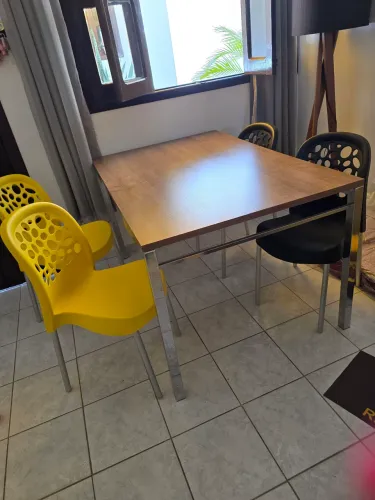 Vendo mesa com 4 cadeiras