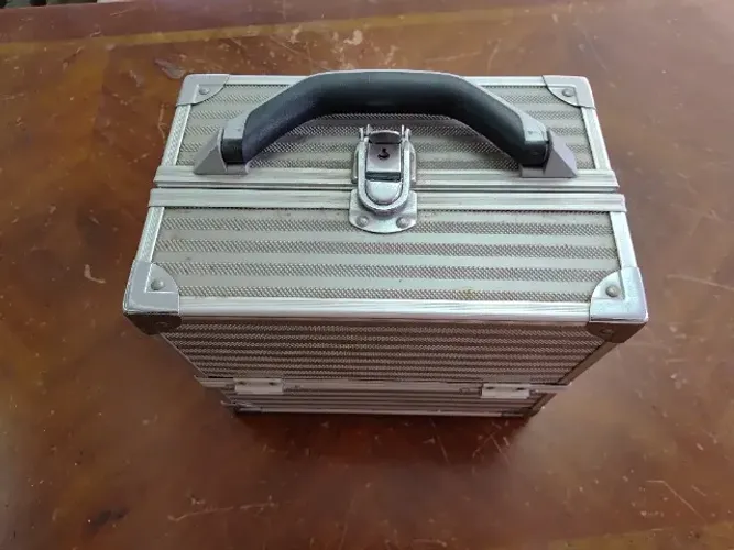 Maleta de Maquiagem Aluminio Usada P-87