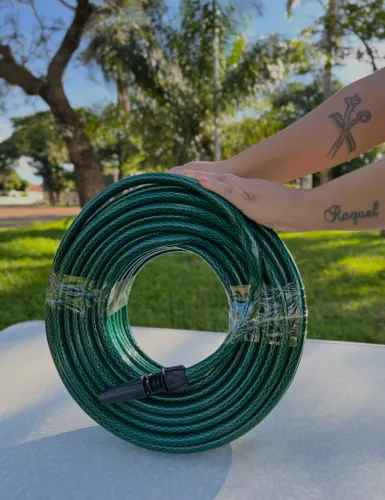 Mangueira de Jardim Trançada 30m Verde PVC com Esguicho e Engate
