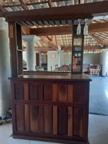 Bar de madeira maciça.