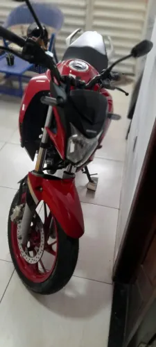 Vendo uma moto Honda CB250F Twister