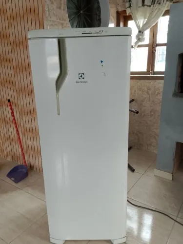 Geladeira Electrolux RE31 240L - Funcionando Perfeitamente