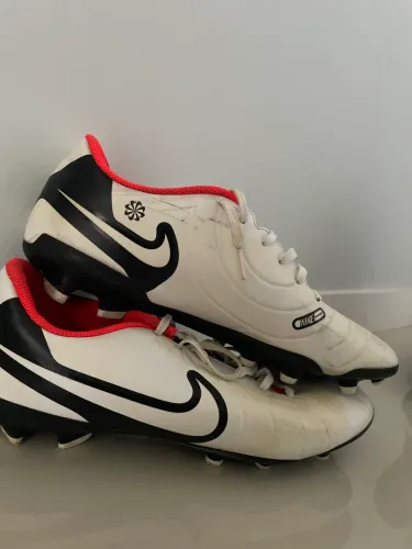 Chuteira Nike Tiempo Vermelha e Preta - Tamanho 42 - Usada