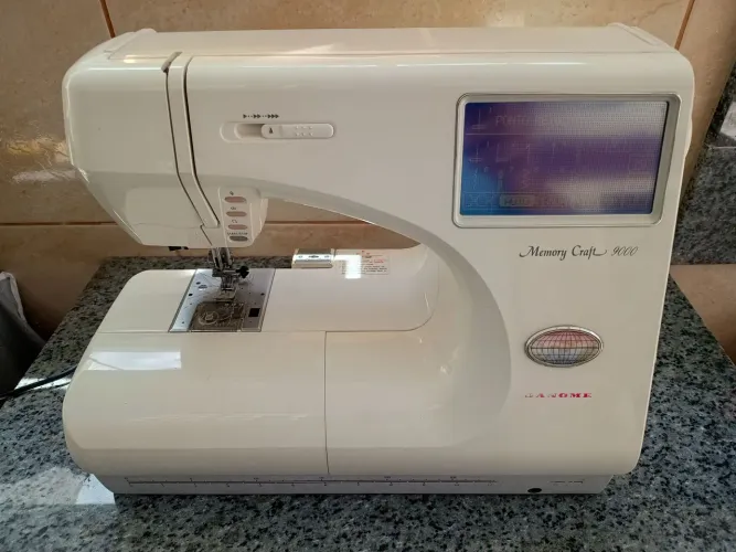 Vendo Máquina De Bordar e Costurar Computadorizada Janome Memory Craft 9000, funcionando.