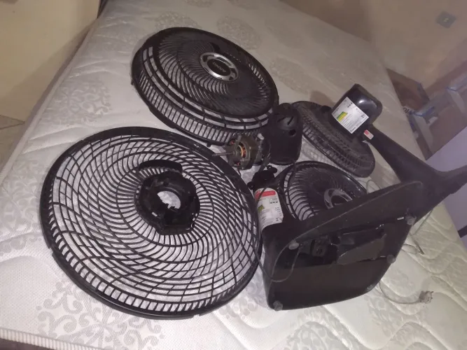 Peças de ventilador e motor funcionando 