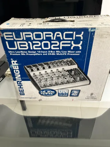 Mesa de som Beringher Eurorack UB1202FX