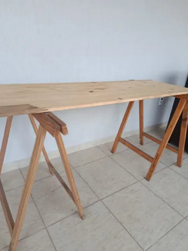 Mesa de Madeira com 2 Cavaletes