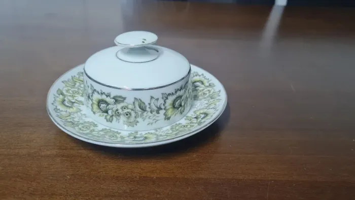Antiga manteigueira em porcelana Real