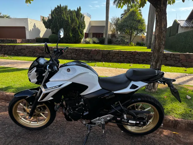 Moto Yamaha FZ25 Connected