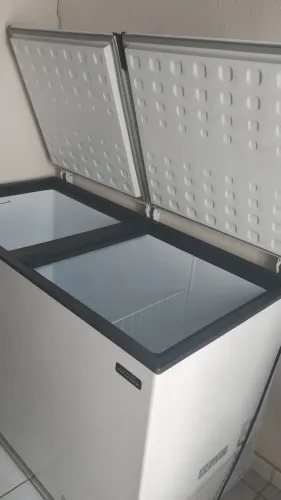 Freezer semi novo
