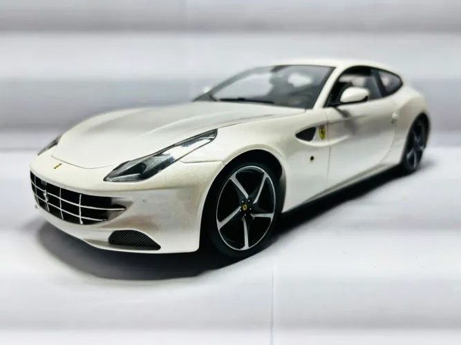 Miniatura Ferrari FF 1/18 Hotwheels
